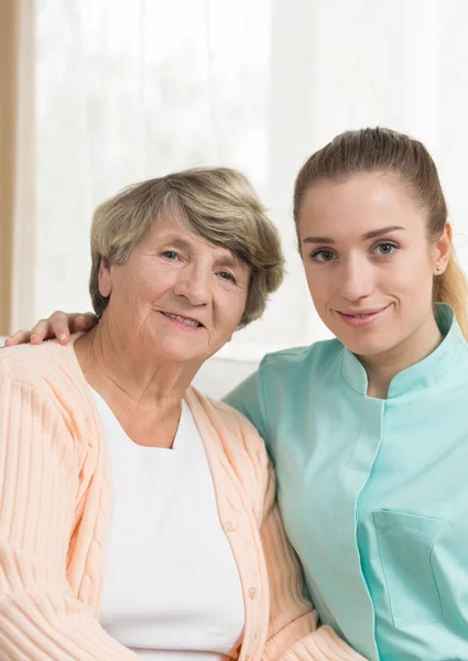 Vrouwelijke gepensioneerde en verpleegkundige — Stockfoto