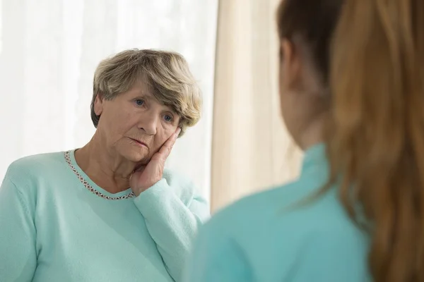 Depressed woman talking with psychologist — Stock Photo, Image