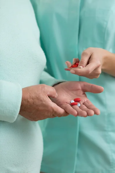 Donner des médicaments pour l'hypertension — Photo