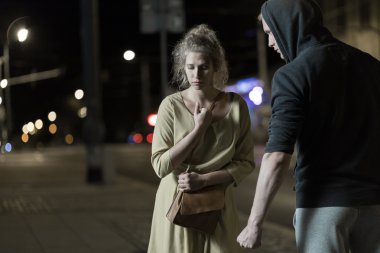 Kadının çanta ripping