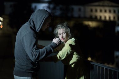 Kadının küpeler çalmak