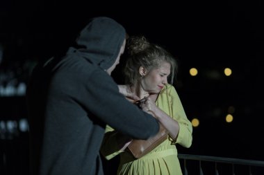 Genç kadın saldıran