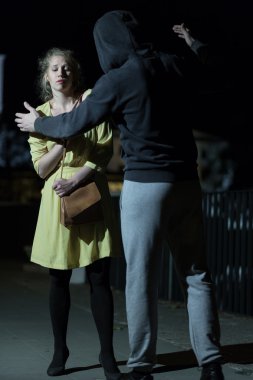 Hırsız koparmak istiyor