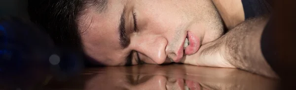 Homem cansado dormindo — Fotografia de Stock