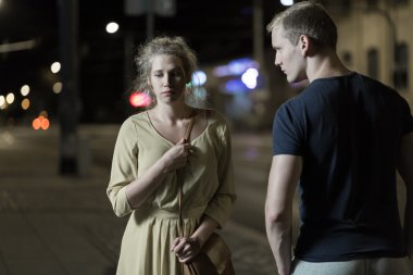 Korkmuş ve yalnız kadın