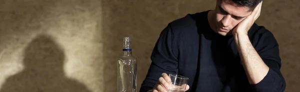 飲酒問題を抱えたビジネスマン — ストック写真
