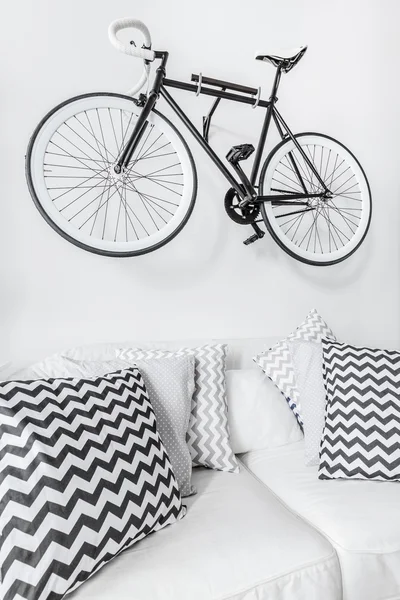 Bicicleta suspendida en la pared — Foto de Stock