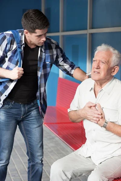 Senior hombre tener infarto de corazón —  Fotos de Stock