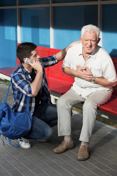 Helfer rufen den Rettungsdienst — Stockfoto