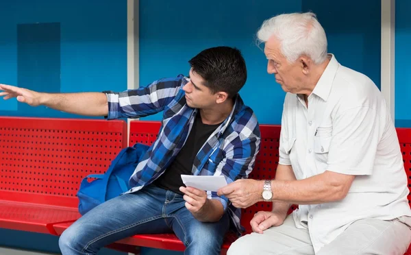 Young man helping retiree — Stock Photo, Image