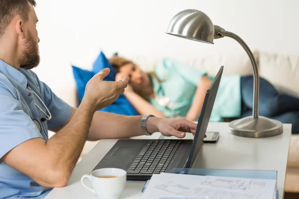 Manliga läkare och hans kollega — Stockfoto