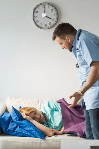 Arzt ruft schlafende Krankenschwester — Stockfoto