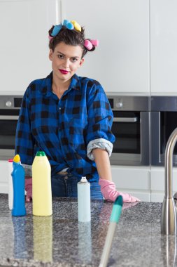 Kadın mutfağı temizliyor