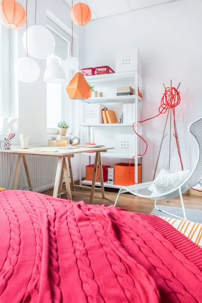 Manta roja en la cama — Foto de Stock