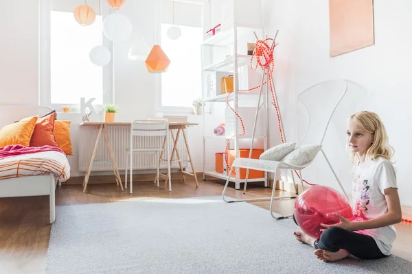 Adolescente chica en su dormitorio — Foto de Stock