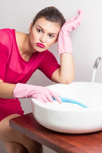 Donna annoiata lavabo di pulizia — Foto Stock