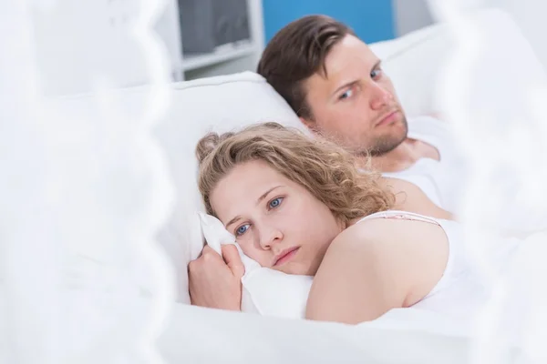 Boos vrouw in bed — Stockfoto