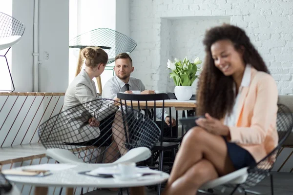 Mujer de negocios afroamericana en el almuerzo — Foto de Stock