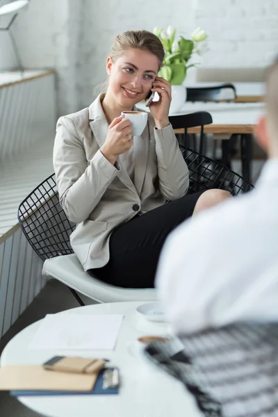 Vacker affärskvinna dricka kaffe — Stockfoto