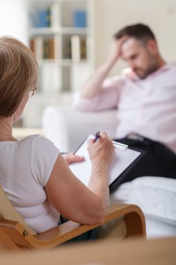 Yetişkin adamla konuşurken psikoterapist