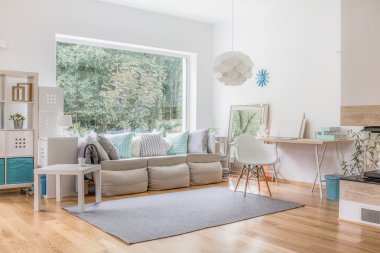 Oturma odası ve büyük pencere