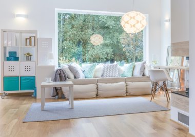 Geniş oturma odası.