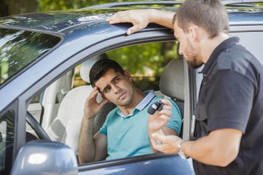 Üzgün adam ve araba anahtarları