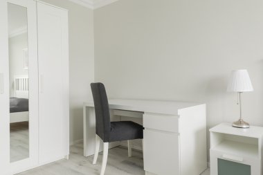 Yatak odasında küçük çalışma alanı