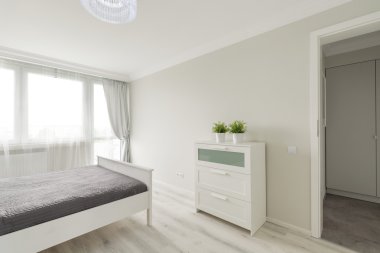 Minimalist renklerde tasarlanmış yatak odası