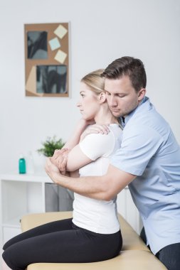 Chiropractor ağrı ile yardımcı kadın