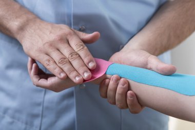 Doktor koyarak kinesio bant