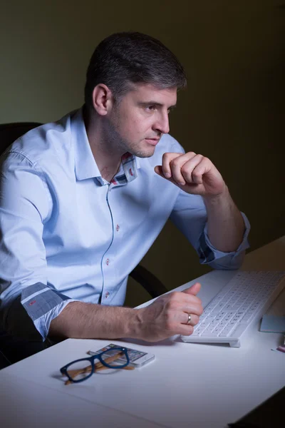 Élégant homme d'affaires au bureau — Photo