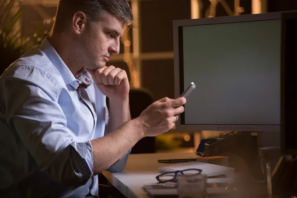 Checking the messages — Stock Photo, Image