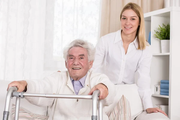 Sondotter stödja hennes farfar — Stockfoto