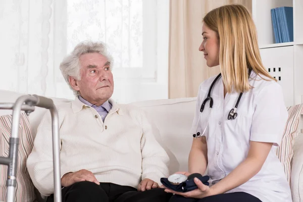 Старший чоловік під час медичної консультації — стокове фото