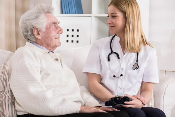 Elderly man during medical visit — Stock Photo, Image