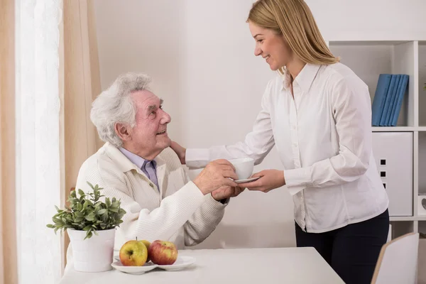 Senior férfi, amelyek támogatást — Stock Fotó