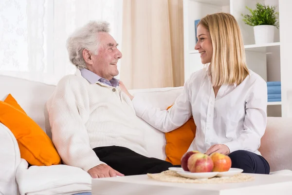 Hija visitando a su padre — Foto de Stock