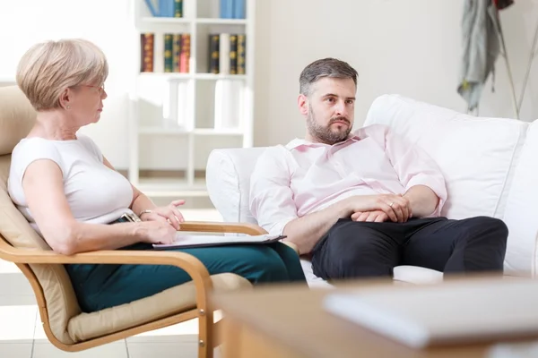 Erwachsener Mann während Psychotherapie-Sitzung — Stockfoto