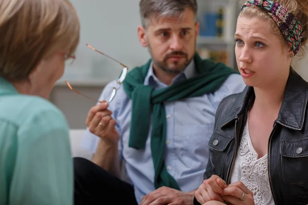 Uomo e donna durante la terapia di coppia — Foto Stock