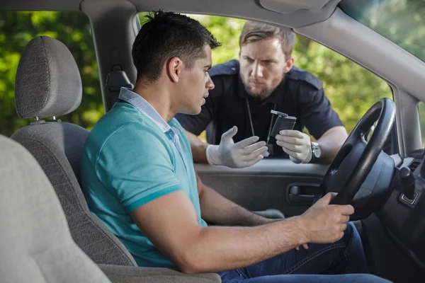 Dronken bestuurder en cop — Stockfoto