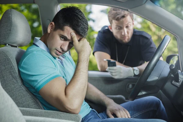 Besorgter junger Fahrer — Stockfoto