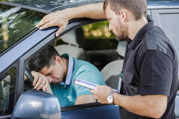 Verdrietig man in auto — Stockfoto