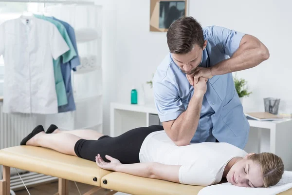 Fisioterapeuta massagear as mulheres de volta — Fotografia de Stock