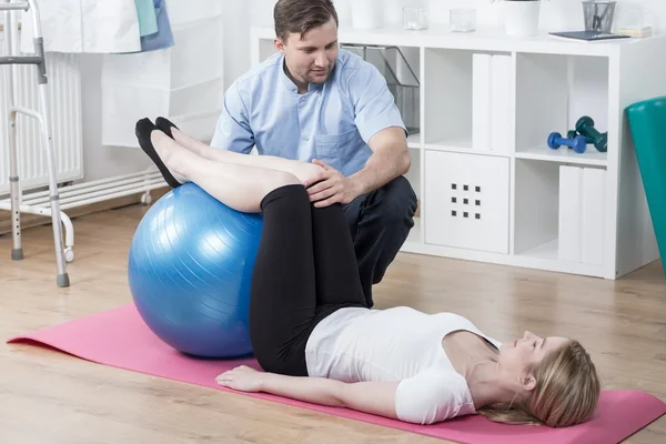 Mulher durante o exercício de reabilitação — Fotografia de Stock