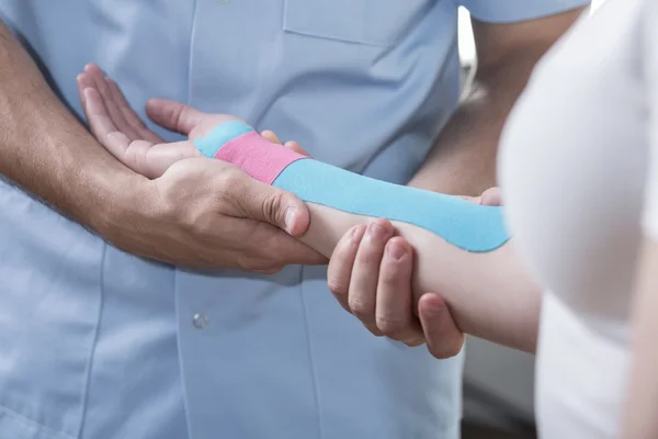 Woman with hand pain — Stock Photo, Image