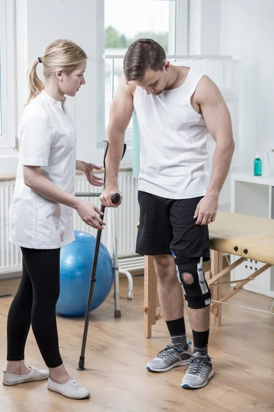 Man met knie orthese — Stockfoto