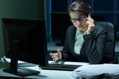 telefonda konuşurken sinirli iş kadını