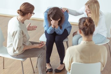 Grup terapisi sırasında ağlıyor