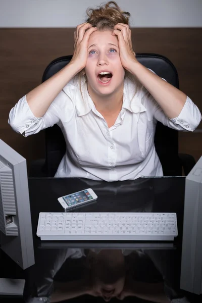 Chica que sufre de exceso de trabajo — Foto de Stock
